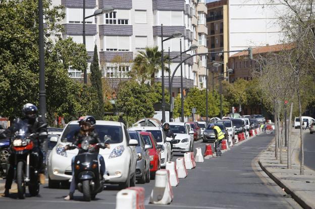 Inicio de las obras del carril ciclista entre Peset Aleixandre y la ronda norte, ayer por la mañana. 