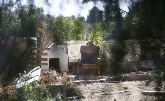 Un sillón junto a la caseta del perro, visible desde la entrada de la casa donde ocurrió el doble crimen. 