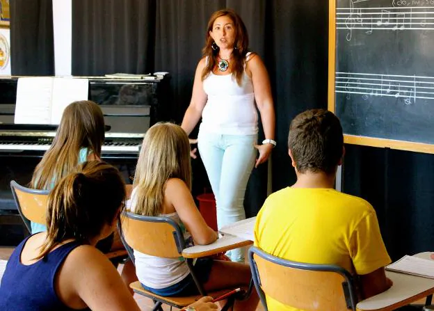 Una profesora de música, en plena clase. 