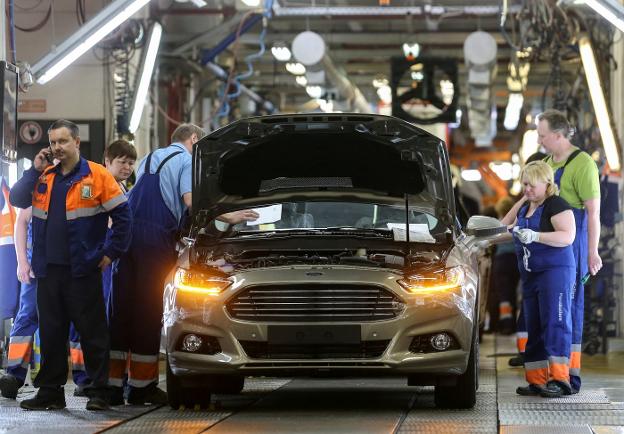 Trabajadores de una planta rusa de Ford Sollers. 