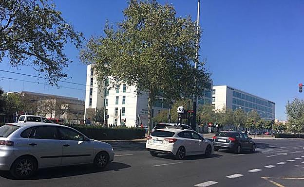 El coche de Apple Maps por la avenida de Tarongers, esta mañana.