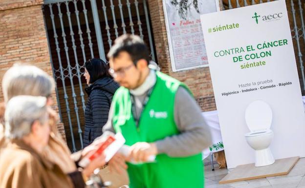 Imagen principal - La AECC saca váteres a la calle para animar al 52% de valencianos que no se hace el test para prevenir el cáncer de colon