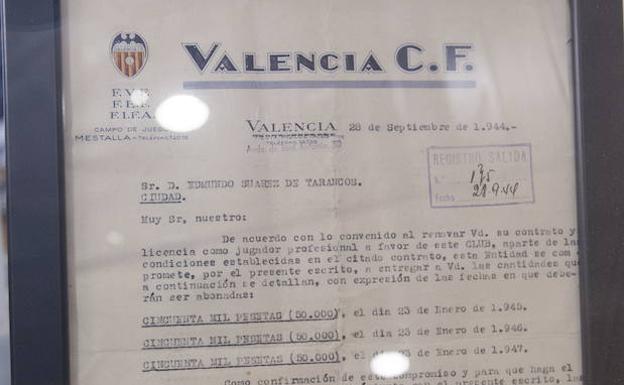 Uno de los contratos de renovación que firmó Mundo a lo largo de más de una década de carrera deportiva en el Valencia CF.