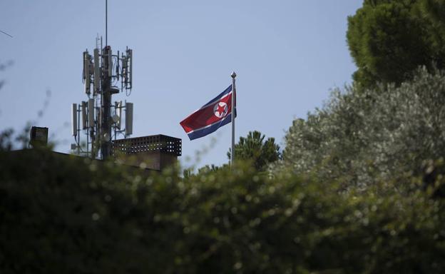 La bandera norcoreana ondea en la Embajada del país en Madrid.