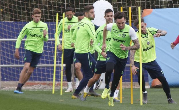 Algunos jugadores del Levante en un entrenamiento a principios de marzo. 