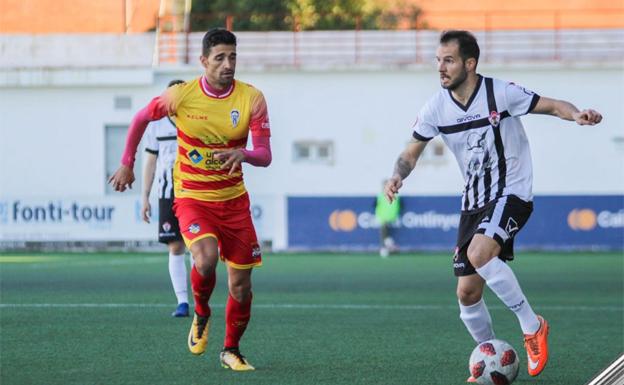 Un jugador del Ontinyent CF, con el balón, en un partido de febrero.