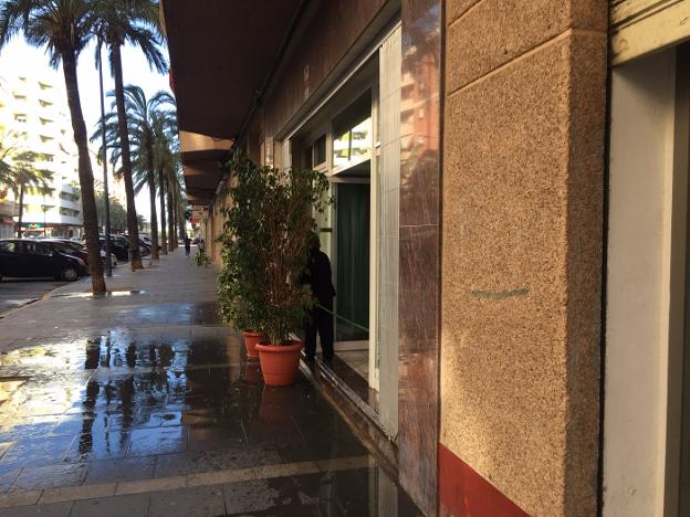 Los vecinos exigen el cierre «inmediato» del local ilegal de Gandia donde se hacinan 25 inmigrantes