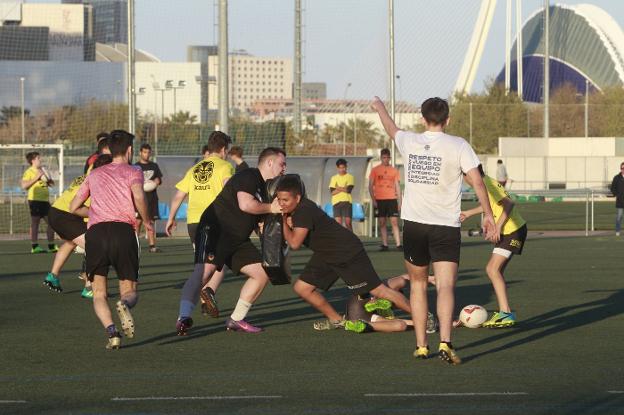 Un grupo de jóvenes, durante un entrenamiento ayer por la tarde en el polideportivo de Quatre Carreres.