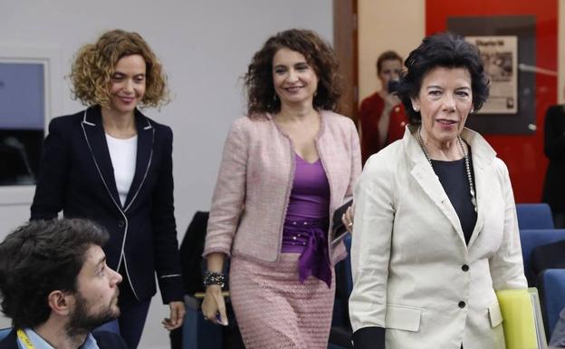 Meritxell Batat, María Jesús Montero e Isabel Celáa.