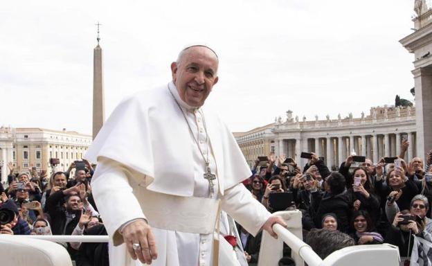 El Papa Francisco sonríe tras finalizar la audiencia general semanal.