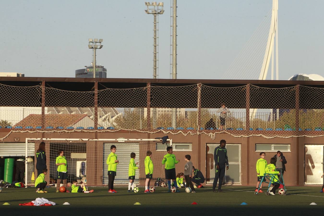 Un grupo de jóvenes, durante un entrenamiento ayer por la tarde en el polideportivo de Quatre Carreres. 