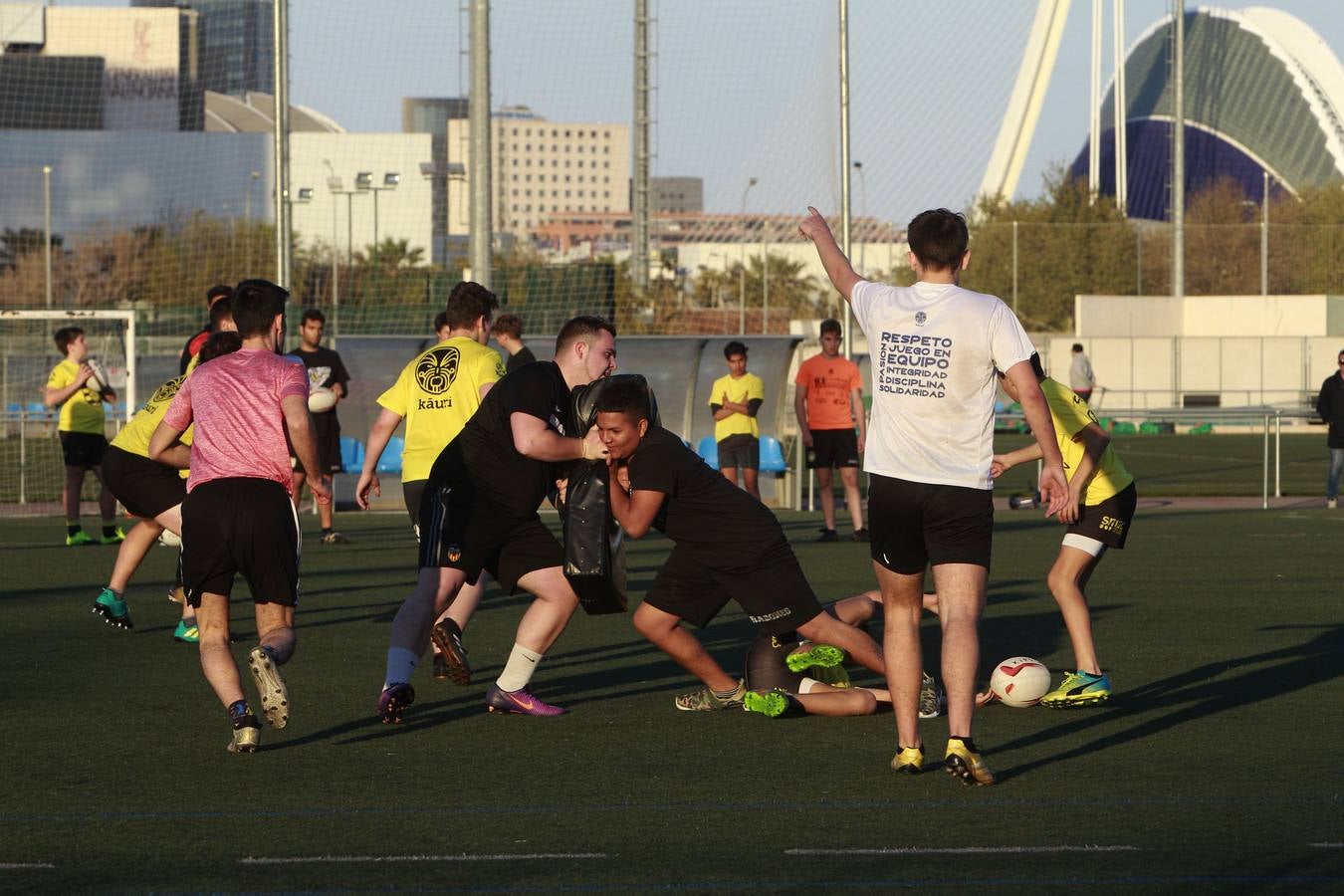 Un grupo de jóvenes, durante un entrenamiento ayer por la tarde en el polideportivo de Quatre Carreres. 