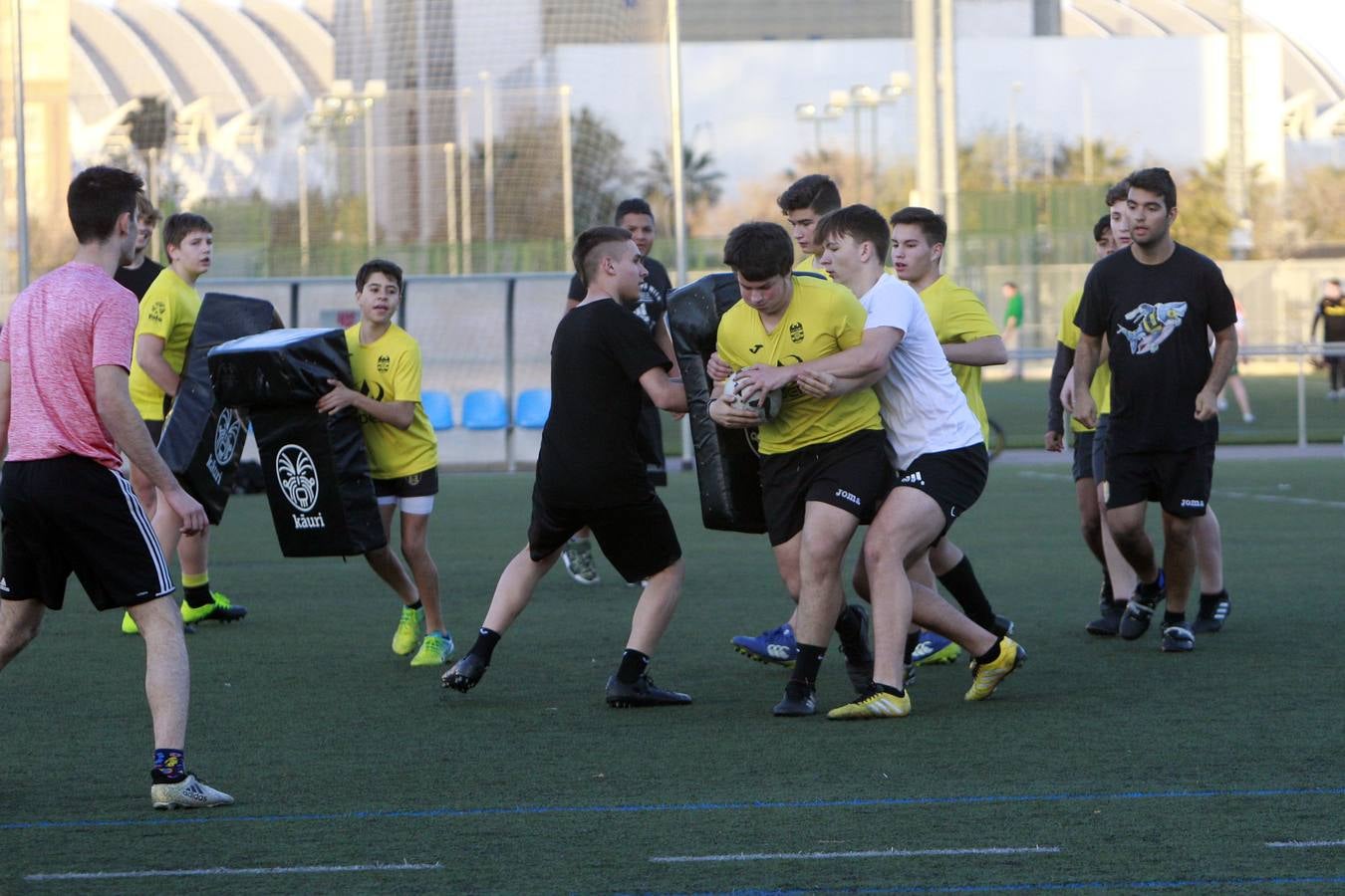 Un grupo de jóvenes, durante un entrenamiento ayer por la tarde en el polideportivo de Quatre Carreres. 