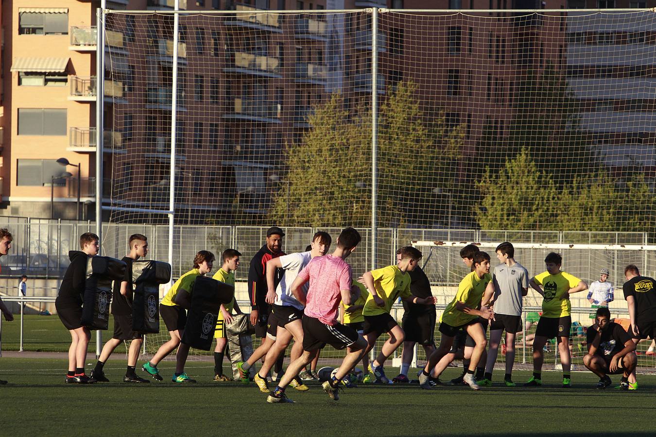 Un grupo de jóvenes, durante un entrenamiento ayer por la tarde en el polideportivo de Quatre Carreres. 