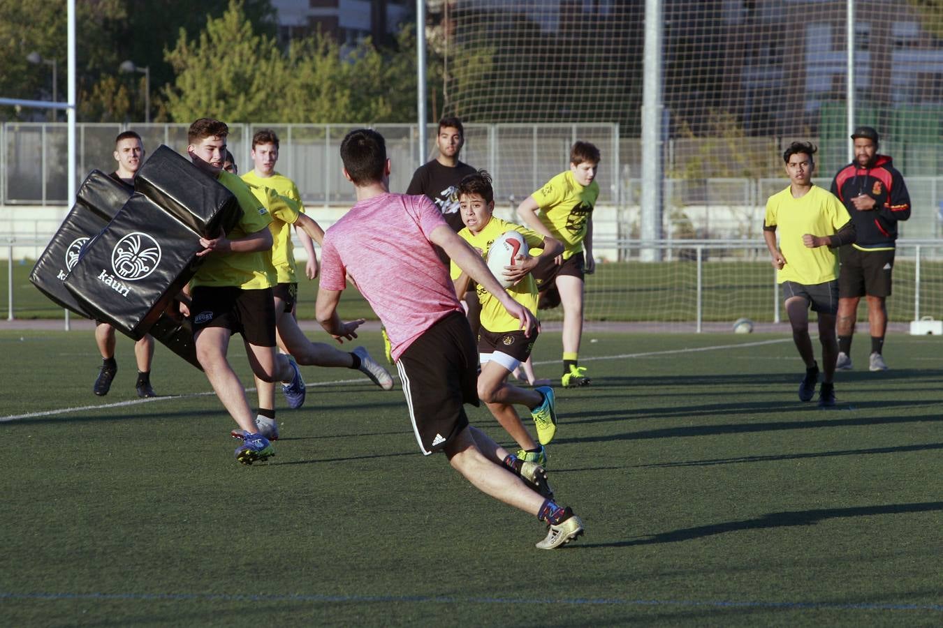 Un grupo de jóvenes, durante un entrenamiento ayer por la tarde en el polideportivo de Quatre Carreres. 