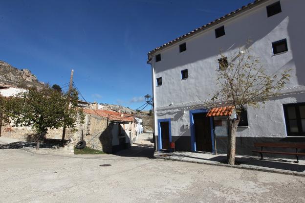 Castell de Cabres, con 19 personas censadas. 