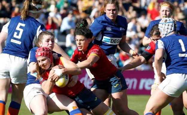 Aiama Erbina con el balón junto a su compañera, María Losada durante la final del Campeonato de Europa femenino de rugby. 