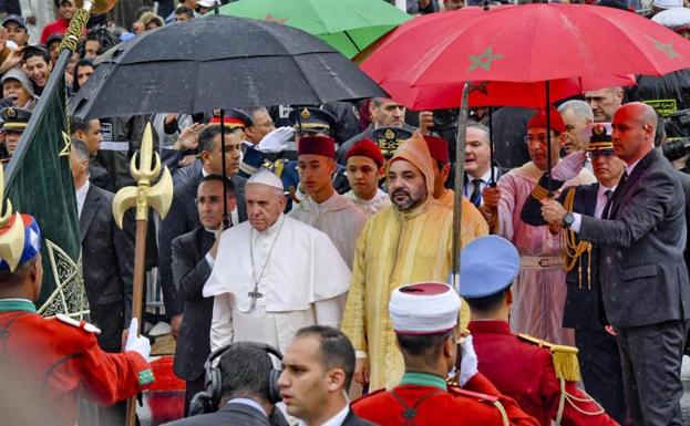 Imagen principal - El Papa pide «formación adecuada» para prevenir «la violencia y el terrorismo»