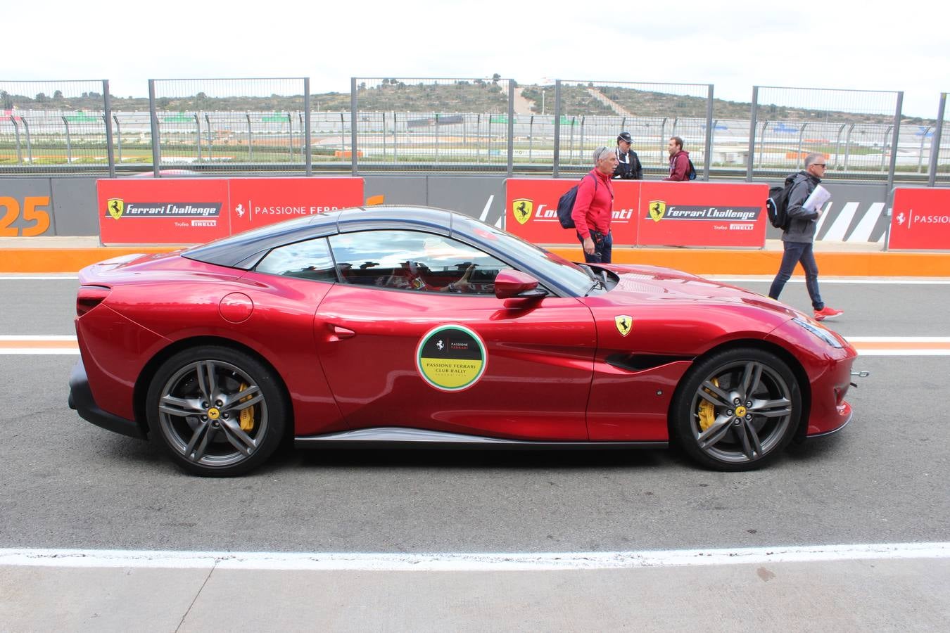 Una de las pruebas más esperadas del año por los aficionados del motor regresa a Cheste, donde se celebra la segunda cita de la Ferrari Challenge Europa