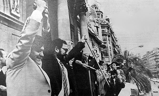 Triunfo. Martínez Castellano y Pedro Zamora, en el balcón del Ayuntamiento. 
