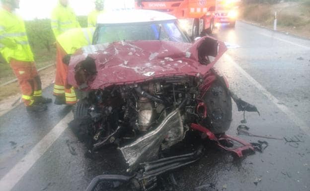 Uno de los coches implicados en el choque frontal con dos muertes entre Algemesí y Alginet.