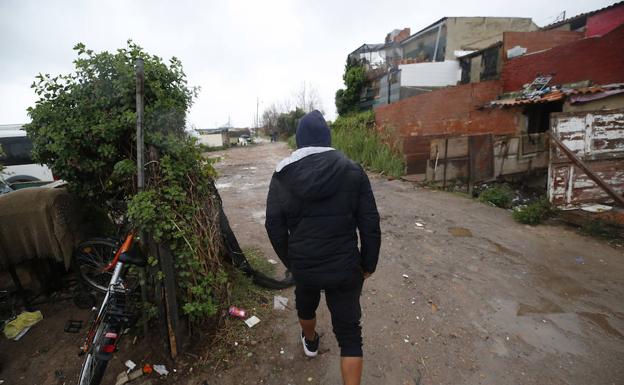 Imagen principal - Lugar en el que fue atropellada la nña rumana de dos años y donde conviven varias familias dedicadas a la recogida de chatarra.