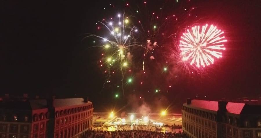 La localidad argentina de Mar del Plata ha celebrado este año su 65ª fiesta fallera. Los actos falleros, organizados por parte de la Unión Regional Valenciana, empezaron el 2 de enero con la apertura del puesto de venta de comida tradicional valenciana como paella y buñuelos. El 22 de marzo se plantó la falla hecha completamente por el artista fallero local Adrián José Más y este sábado 30 de marzo se celebró la cremà de la falla, un evento multitudinario que congrega a miles de personas para disfrutar de la fiesta valenciana de las Fallas.