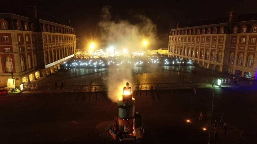 La localidad argentina de Mar del Plata ha celebrado este año su 65ª fiesta fallera. Los actos falleros, organizados por parte de la Unión Regional Valenciana, empezaron el 2 de enero con la apertura del puesto de venta de comida tradicional valenciana como paella y buñuelos. El 22 de marzo se plantó la falla hecha completamente por el artista fallero local Adrián José Más y este sábado 30 de marzo se celebró la cremà de la falla, un evento multitudinario que congrega a miles de personas para disfrutar de la fiesta valenciana de las Fallas.