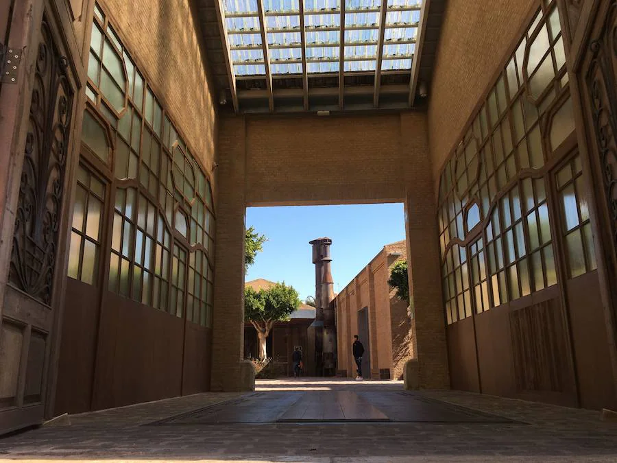 La actual avenida de Burjassot esquina con la calle Reus (antes Adolfo Beltrán con Joaquín Ballester), a las afueras de la ciudad, fue el lugar escogido para situar la nueva fábrica de bombas hidráulicas. Un espacio de trabajo donde el arquitecto Cayetano Borso di Carminati creó su propia obra abanderada por el art decó -estilo popularizado durante los años 20 y 30 del siglo pasado- para recibir a los clientes, pero con funcionalidad para los empleados, para los que planificó vestuarios con duchas y un comedor.