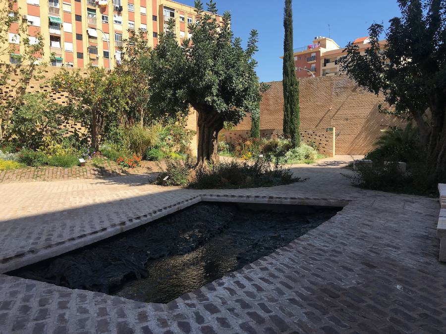 Las diferentes rutas de Bombas Gens también permiten conocer su jardín. Un espacio interior de 1.147 m2 que antaño era el patio trasero de la fábrica, y que hereda la tradición modernista de su arquitectura para crear un jardín frondoso y colorista.