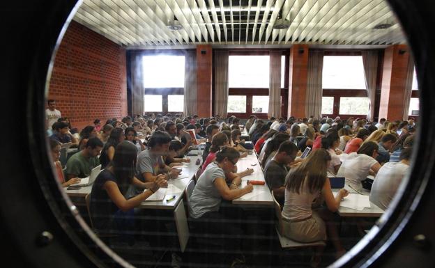 Alumnos del grado de Derecho durante una clase.