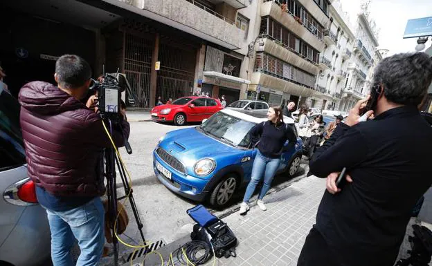 Los periodistas esperan ante uno de los despachos investigados en Valencia. 