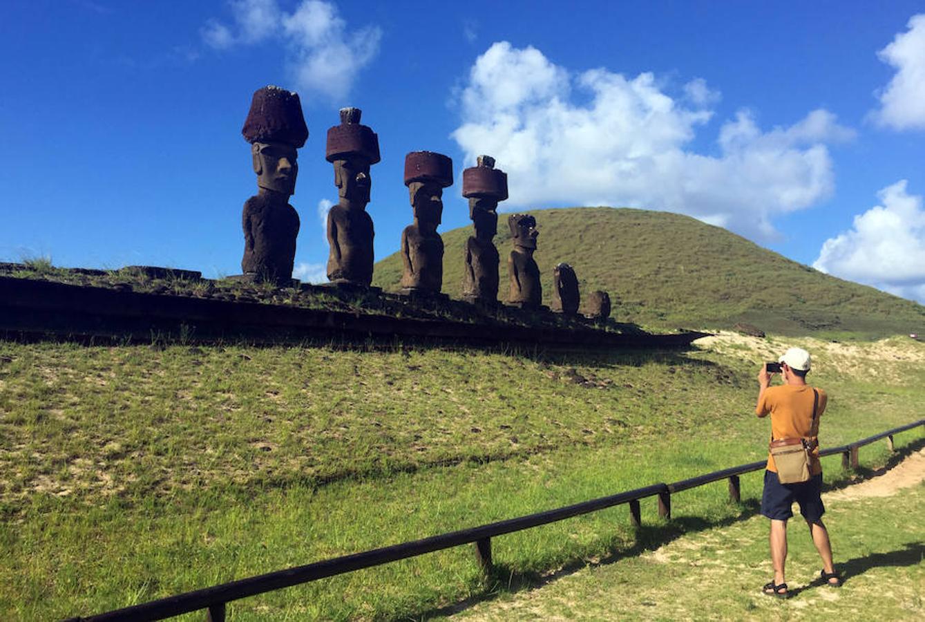 Las comunidades locales también buscan enfocarse en un tipo de turismo que promueva el desarrollo sostenible y sus restos arqueológicos, y que mantenga las características de la cultura Rapa Nui.
