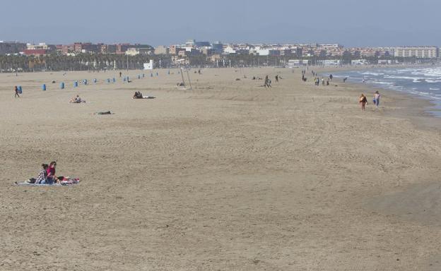 La playa de la Malvarrosa, hace unos días, ya con personas tomando el sol. 