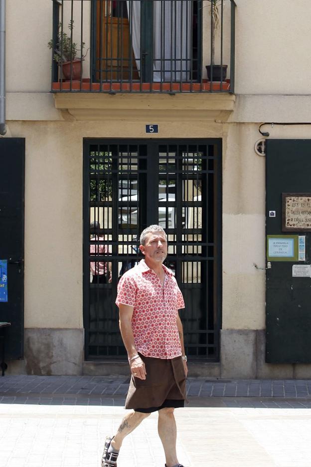 Un hombre pasea ante pisos dedicados al alquiler turístico en el centro de Valencia. 