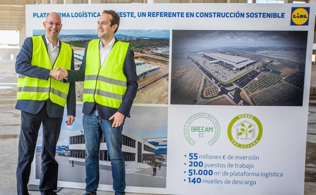 El responsable regional en la Comunitat de Lidl, Grischa Boss, presenta el centro junto al alcalde de Cheste, José Morell.