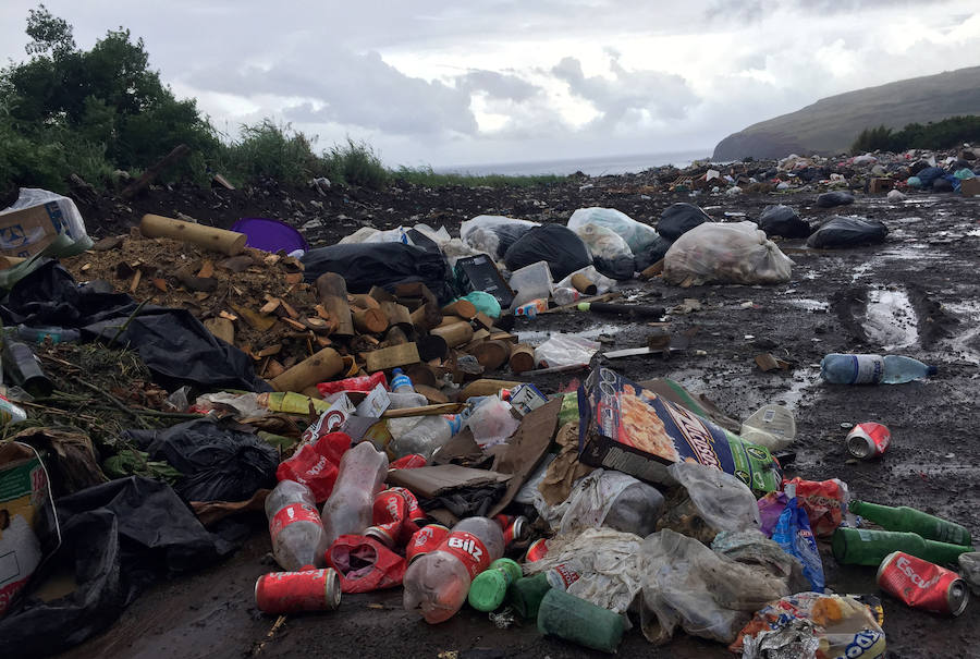 Además, en la isla deshabitada de Salas & Gómez, justo al noroeste de la Isla de Pascua, los investigadores dicen que las aves se están enfrentando otra amenaza: los desechos plásticos.