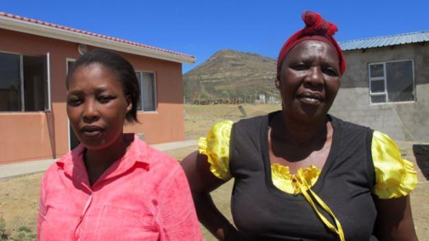 Siphokazi y Nokubonga, a la derecha, han decidido dar la cara para apoyar a otras víctimas. 