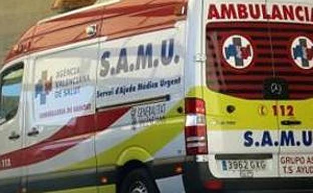 Dos trabajadores, heridos al caerse tras descolgarse el andamio de una finca en Canet