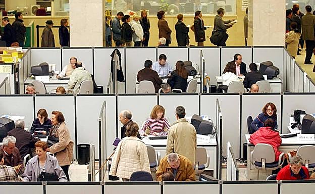 Contribuyentes en una oficina de la Delegación de Hacienda.