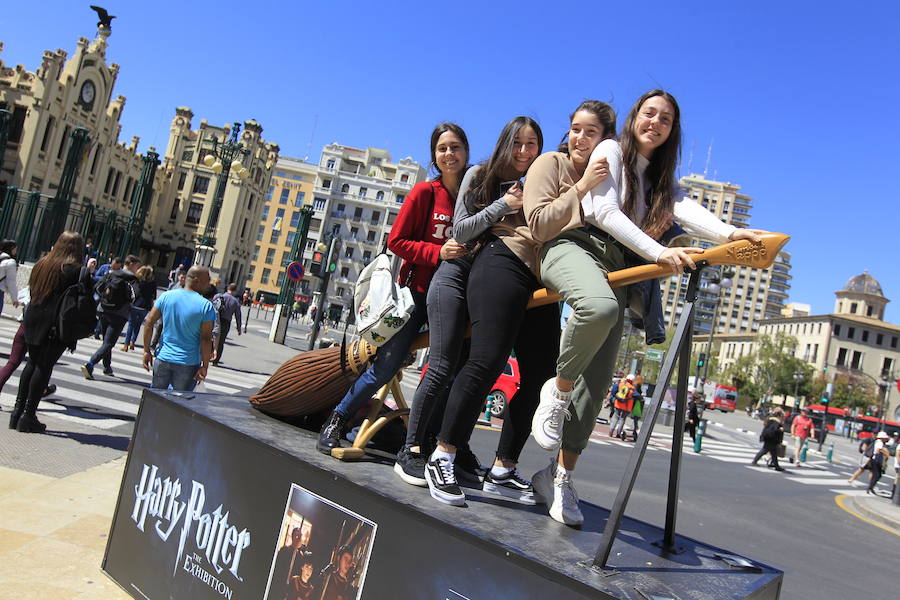 Réplicas a gran escala de piezas y personajes icónicos de las películas de Harry Potter han aparecido en Valencia.  Descubre dónde están y gana un premio .