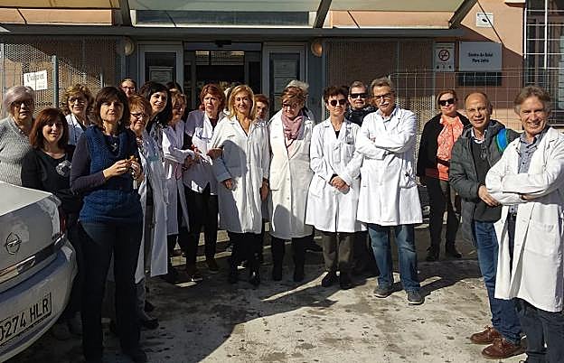 Personal sanitario, ayer en la protesta a las puertas del centro de salud Padre Jofre de Valencia. 