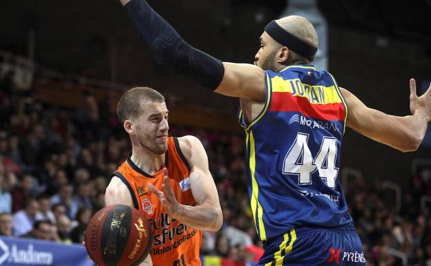 Una acción del partido Morabanc Andorra-Valencia Basket.
