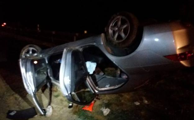 Rescatan a un conductor de un coche eléctrico que quedó atrapado al volcar su vehículo en un accidente de Buñol