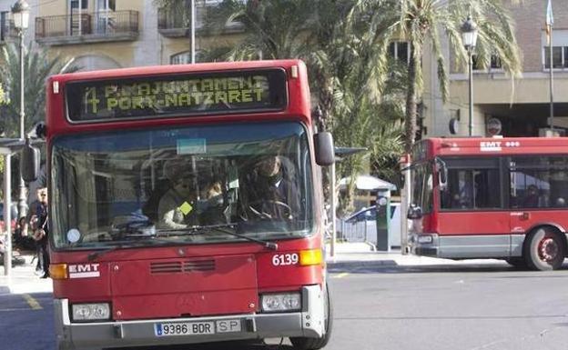 El Síndic pide a la EMT apagar el motor de los autobuses cuando estén parados