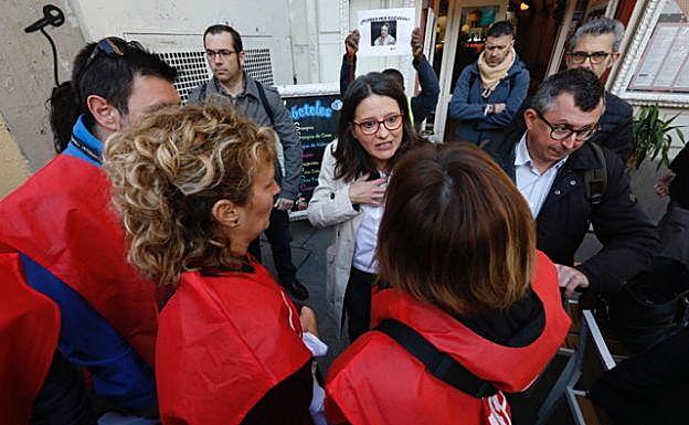 Mónica Oltra, con los trabajadores de Egevasa.