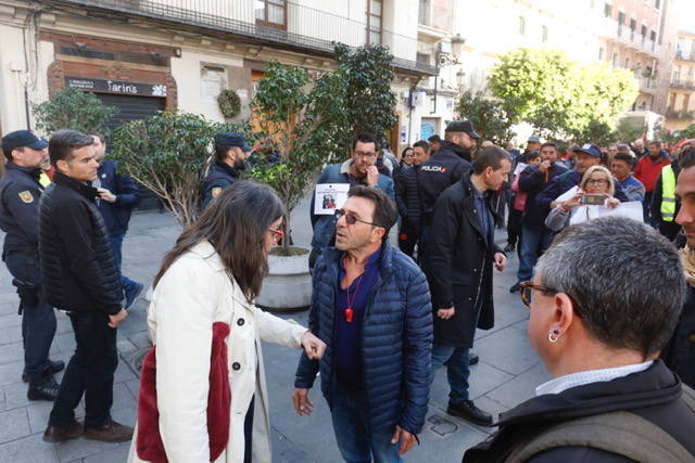 La vicepresidenta tiene un duro cruce de palabras con miembros de la empresa pública provincial: «Me da igual que seáis de izquierdas o de derechas. Pido respeto»