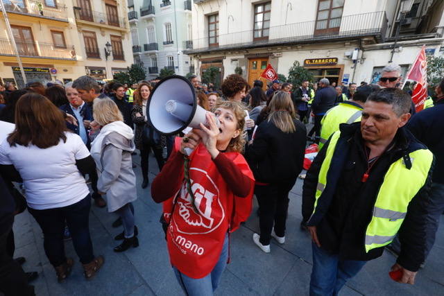 La vicepresidenta tiene un duro cruce de palabras con miembros de la empresa pública provincial: «Me da igual que seáis de izquierdas o de derechas. Pido respeto»