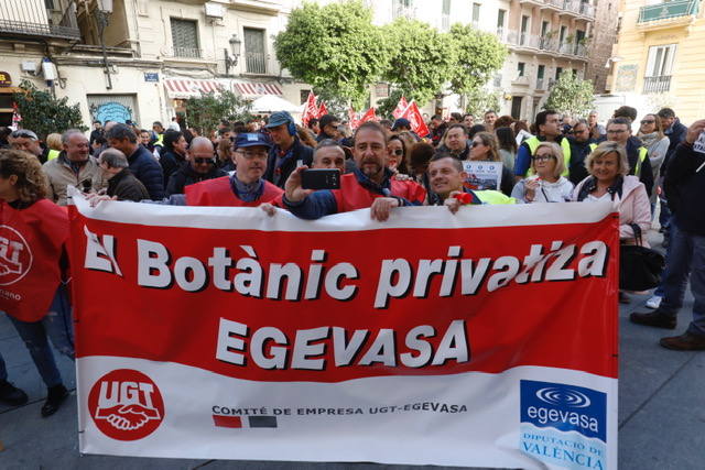 La vicepresidenta tiene un duro cruce de palabras con miembros de la empresa pública provincial: «Me da igual que seáis de izquierdas o de derechas. Pido respeto»