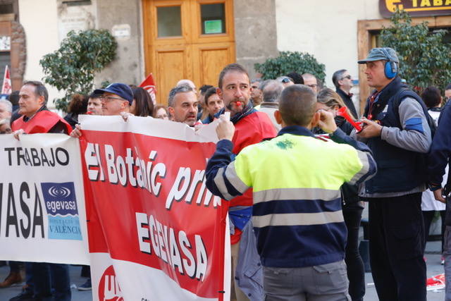 La vicepresidenta tiene un duro cruce de palabras con miembros de la empresa pública provincial: «Me da igual que seáis de izquierdas o de derechas. Pido respeto»